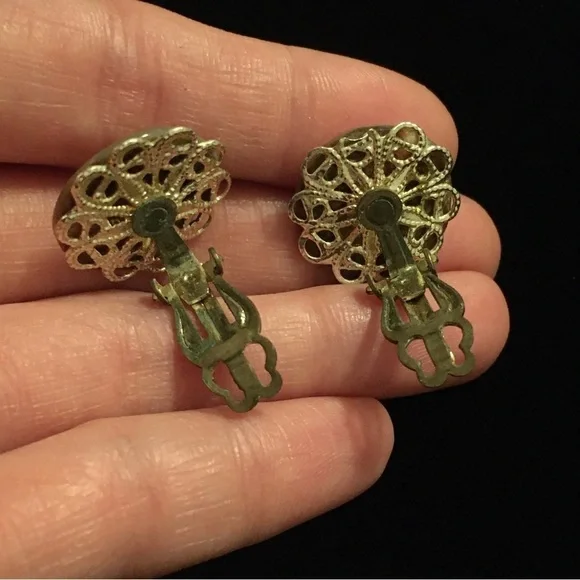 Jewelry - VINTAGE Pearlesque Color Clip On Earrings - Picture 6 of 7